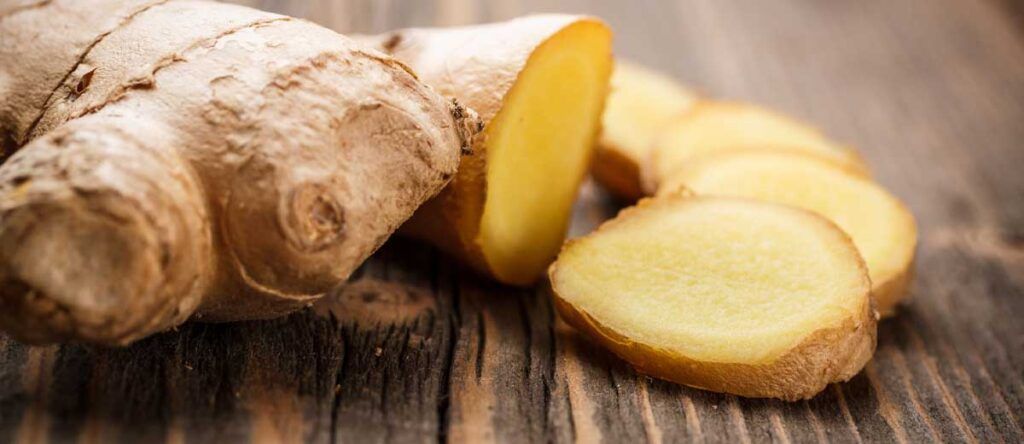 O gengibre (Zingiber officinale) é composto de bioativos como o gingerol e o shogaol, com potentes propriedades anti-inflamatórias, antioxidantes e digestivas.