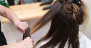 Tratamento alisamento com progressiva para cabelos fortes e macios.