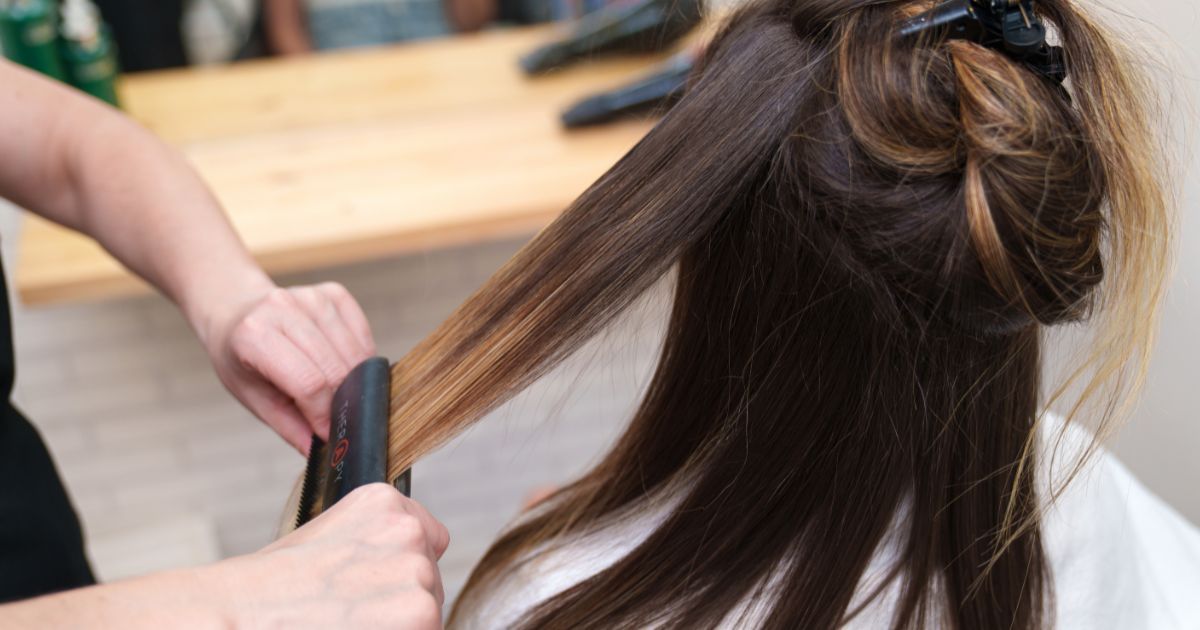 Tratamento alisamento com progressiva para cabelos fortes e macios.