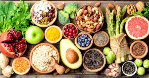 alimentos naturais ricos em vitaminas, minerais, fibras e antioxidantes, destacando a importância da alimentação saudável para a saúde metabólica e prevenção de doenças.
