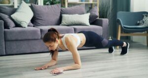 Treino rápido em casa com exercícios de peso corporal para melhorar o condicionamento físico e aumentar o gasto energético.